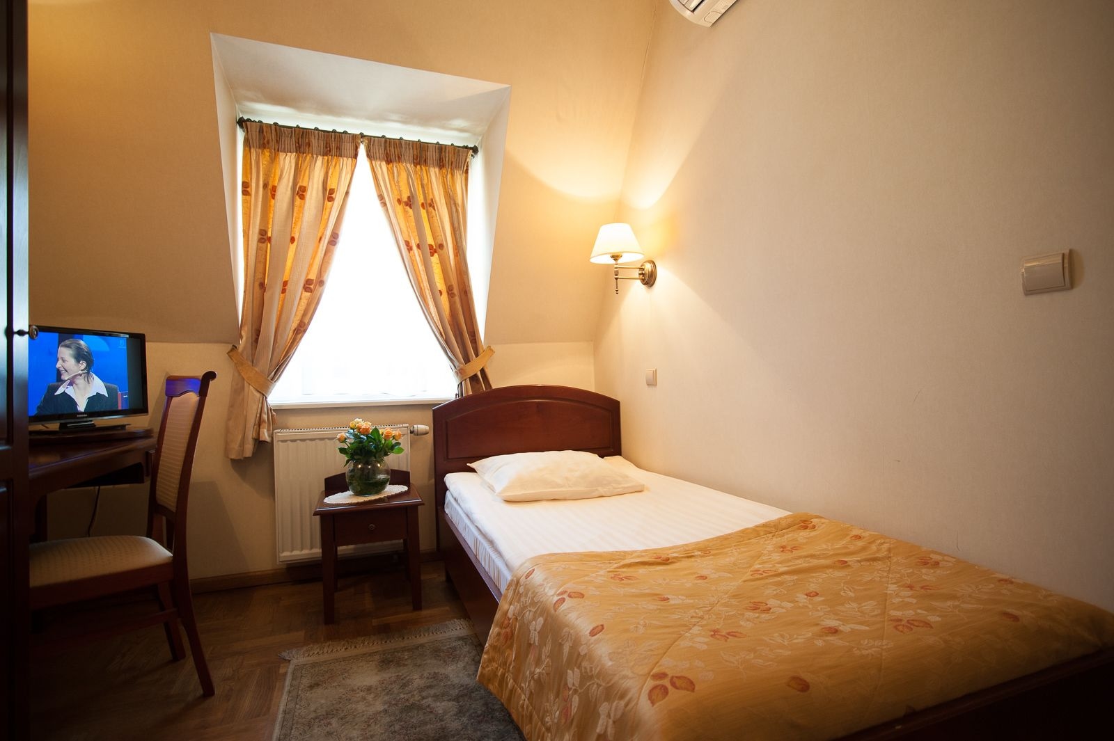 ROOM, SINGLE