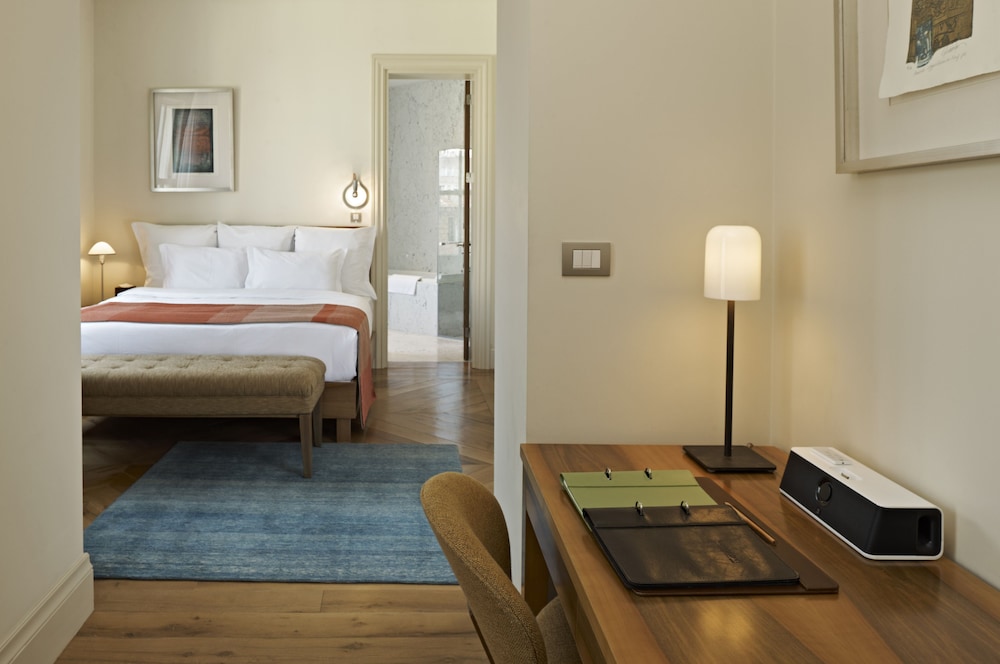 Tomtom Suites 12/83