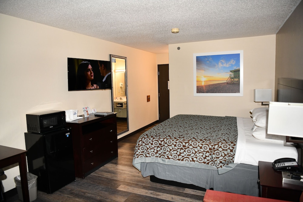 Days Inn & Suites by Wyndham Kaukauna WI 21/58