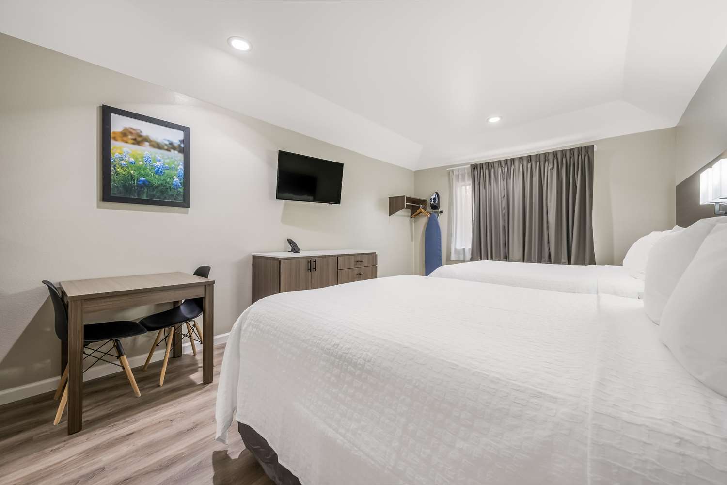 غرفة بسريرين كوين بمطبخ صغير، SureStay Studio by Best Western Conroe Downtown 6/9
