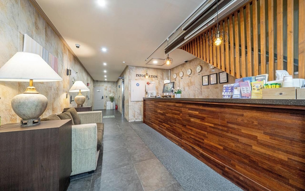 PEANUT HOTEL 10/61