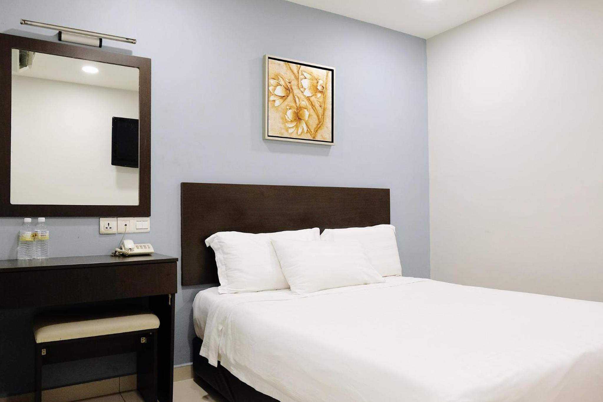 Superior, Queen Bed, No Window