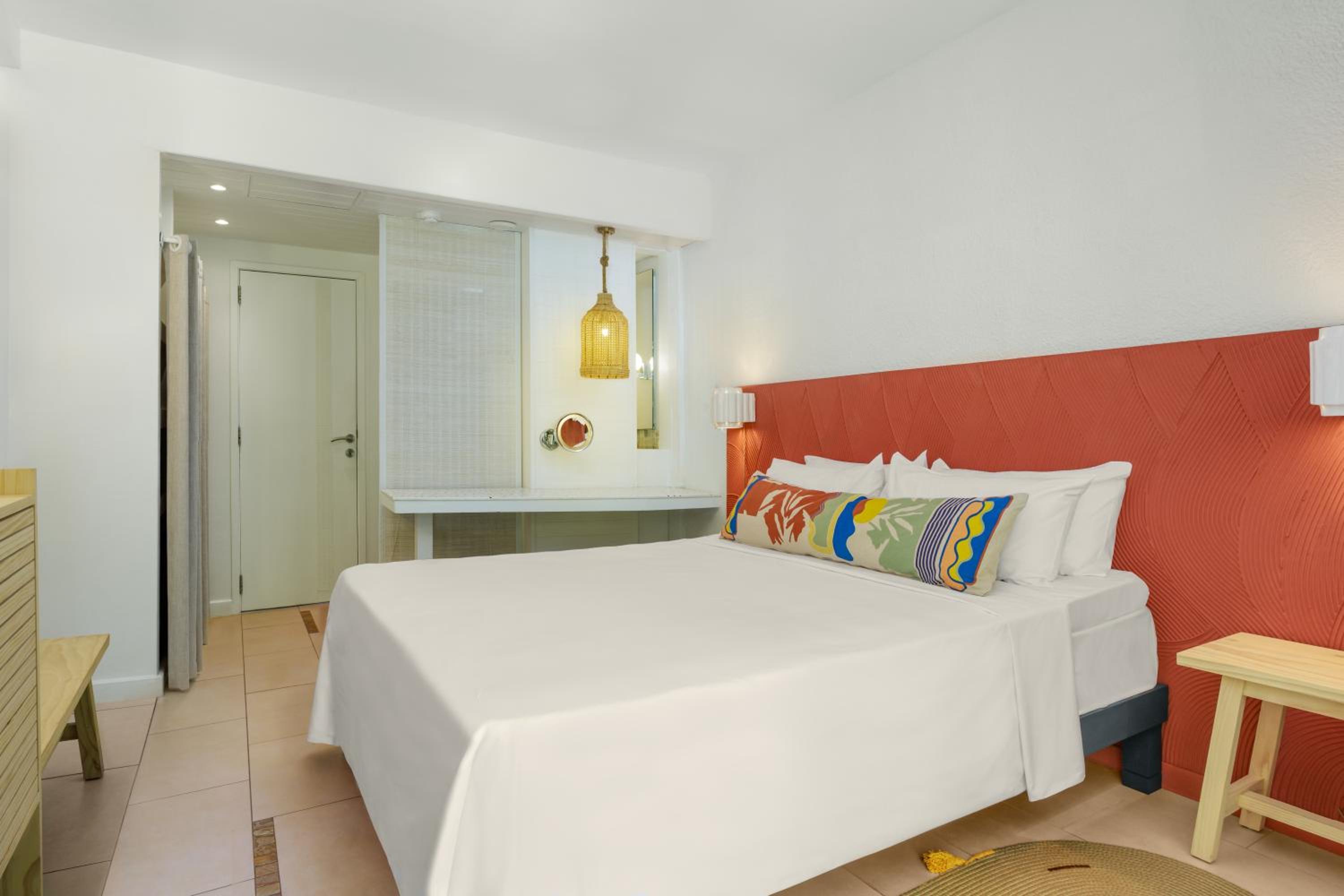 Couple, Queen Bed