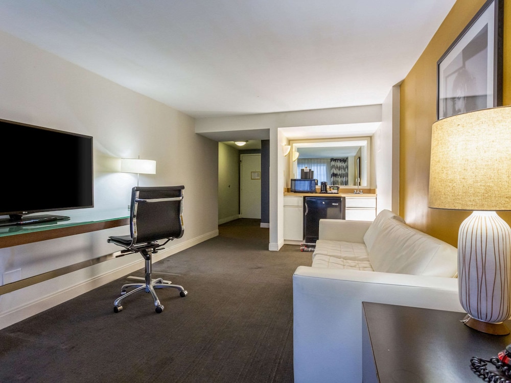 Comfort Inn & Suites Baltimore Inner Harbor 37/39