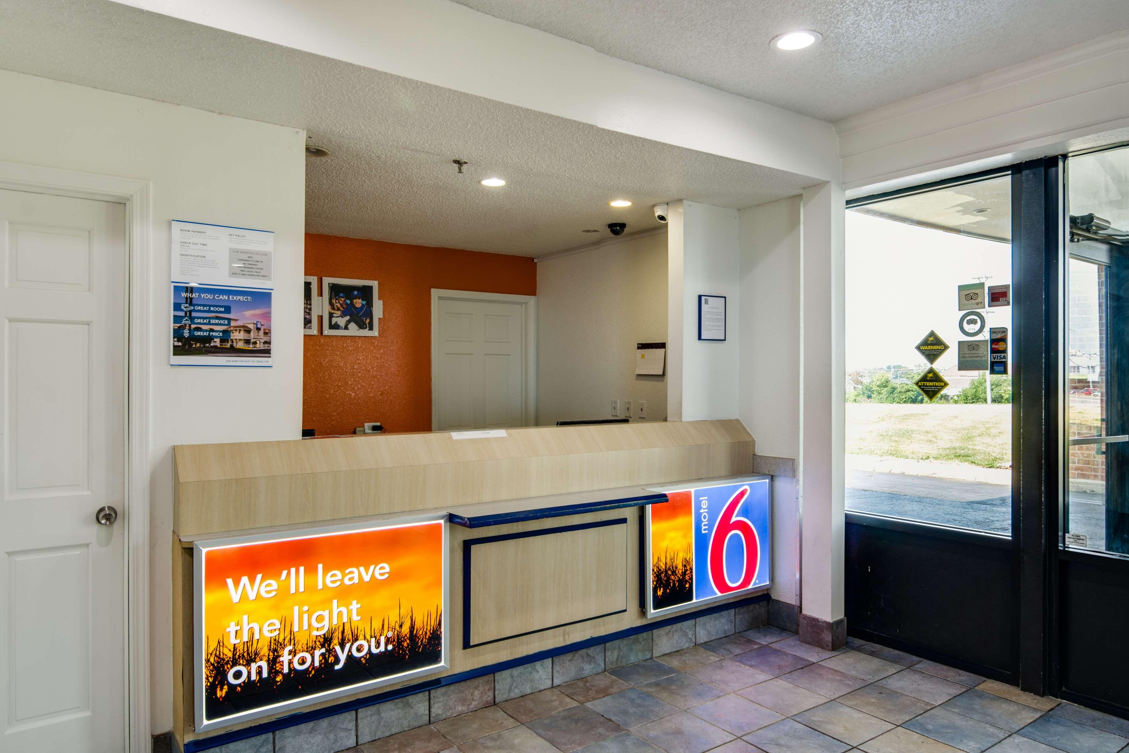 Lobby at Motel6 Waukegan, IL, WAUKEGAN - IL