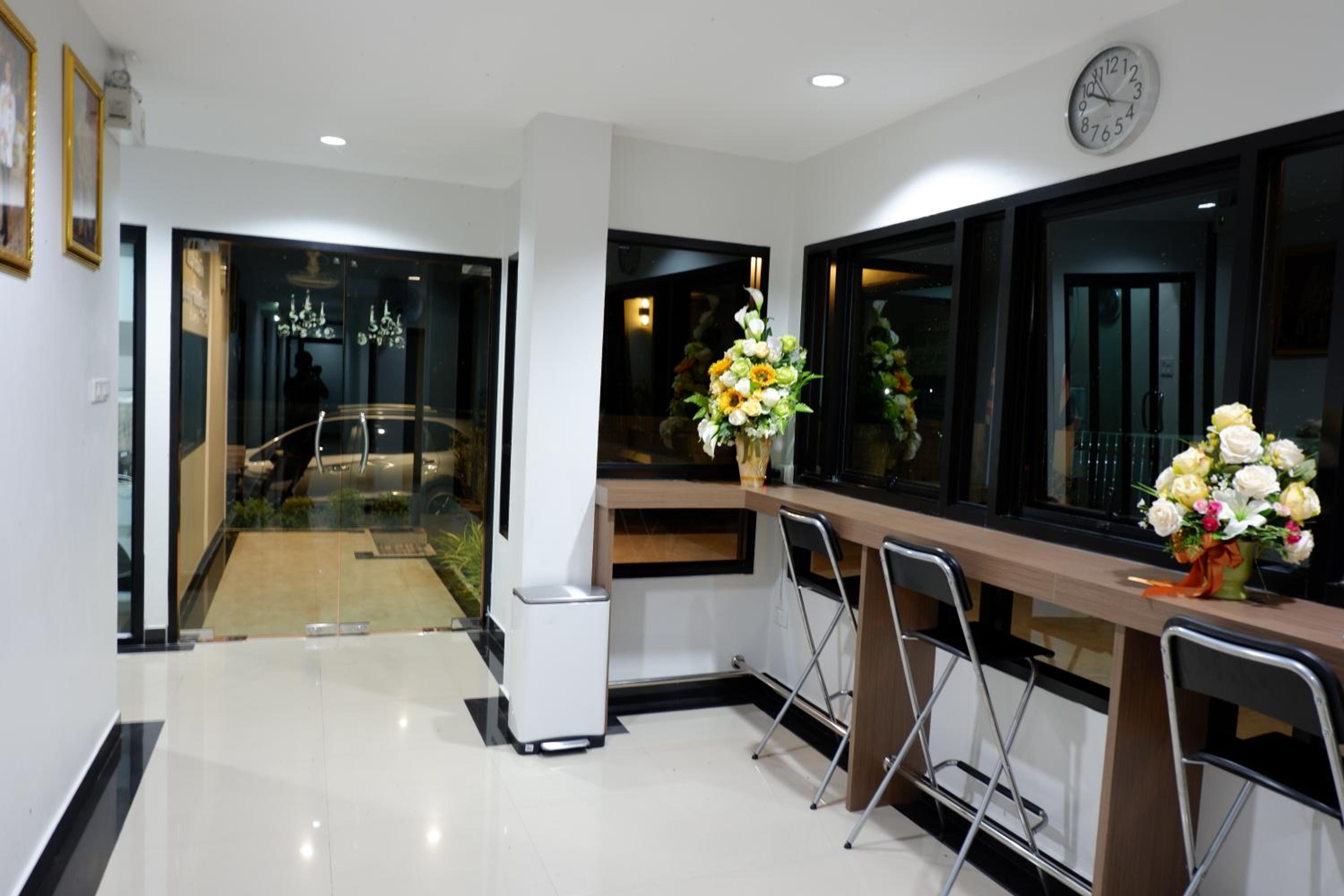 Thegun Hotel 11/56