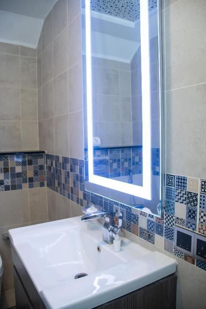 Centaurus Hotel Suites 42/42
