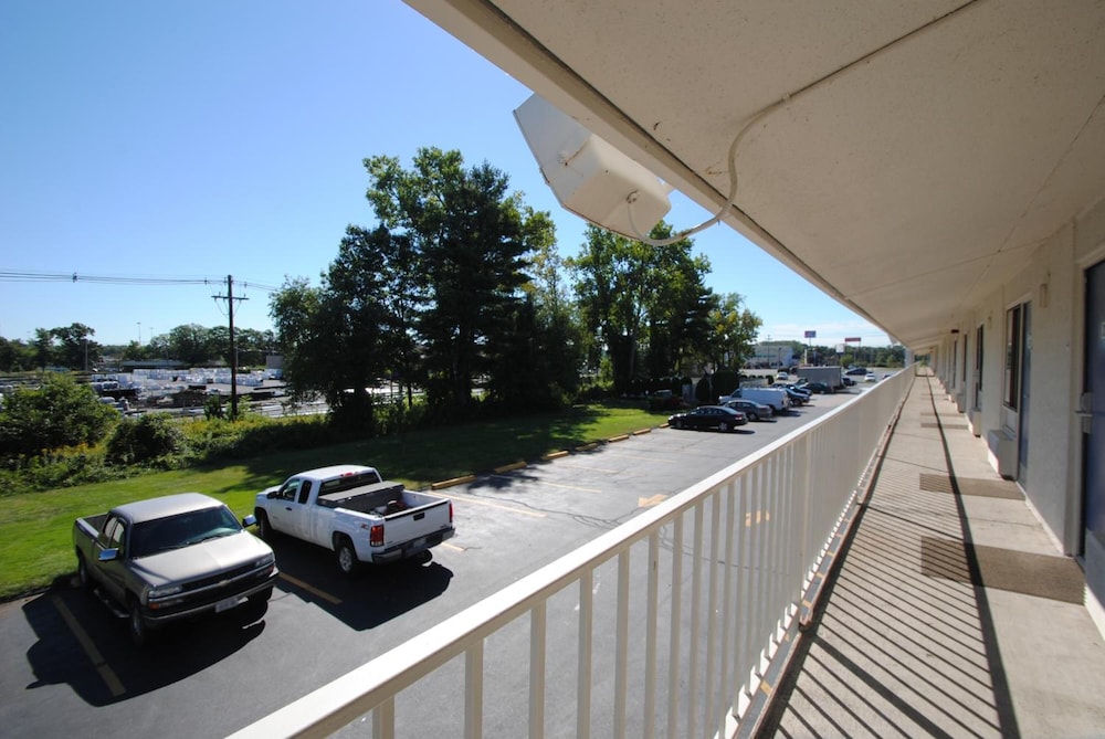 Motel6 Chicopee, MA - Springfield 34/37