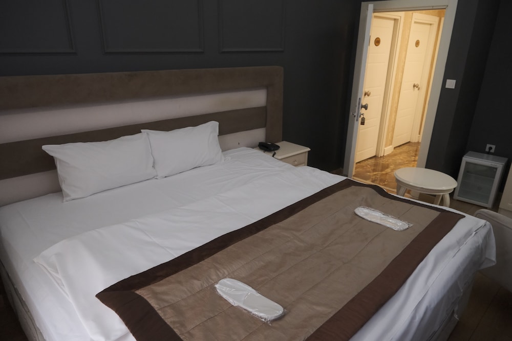 DELUXE, DOUBLE OR TWIN BED
