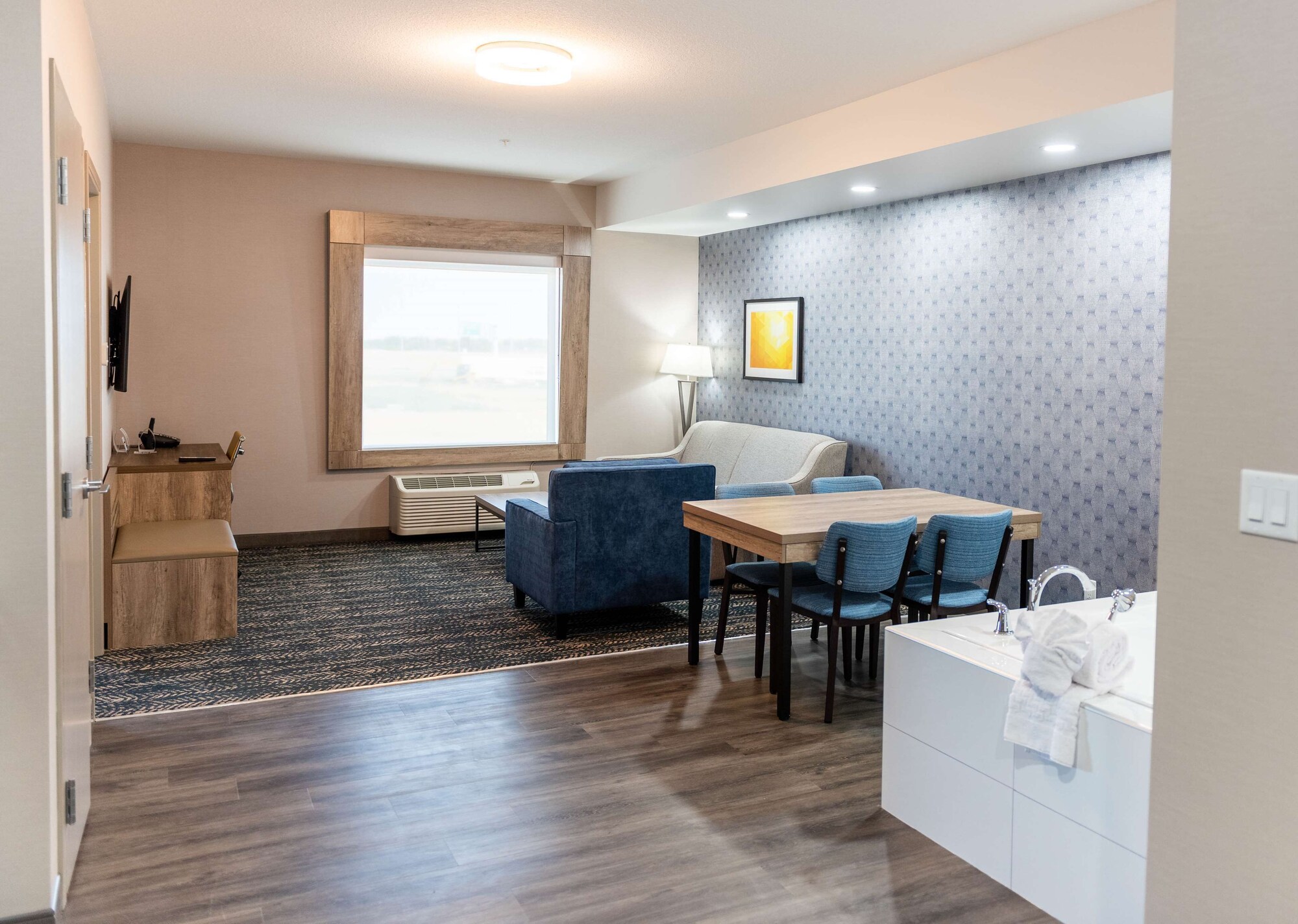 جناح بسرير كينج مع أريكة بحوض جاكوزي بمطبخ، Best Western Premier Executive Residency Medicine Hat 4/10