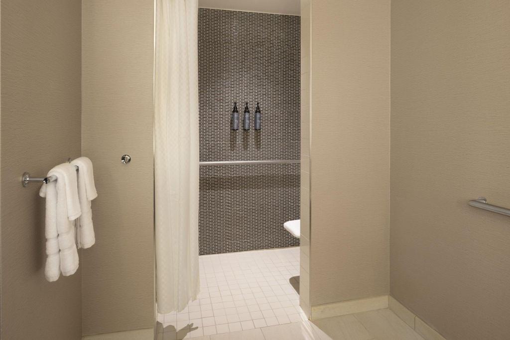 غرفة تنفيذية بسريرين كوين، The Westin South Coast Plaza 6/6