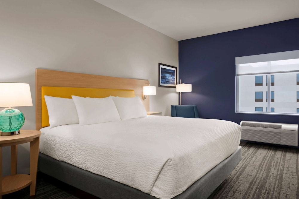 Days Inn & Suites By Wyndham Beaumont West / I-10 & Walden 14/47