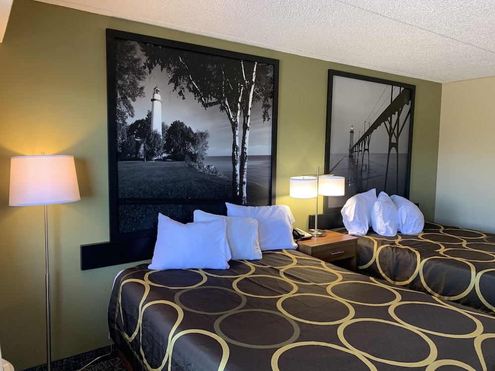 Super 8 by Wyndham Petoskey 10/21