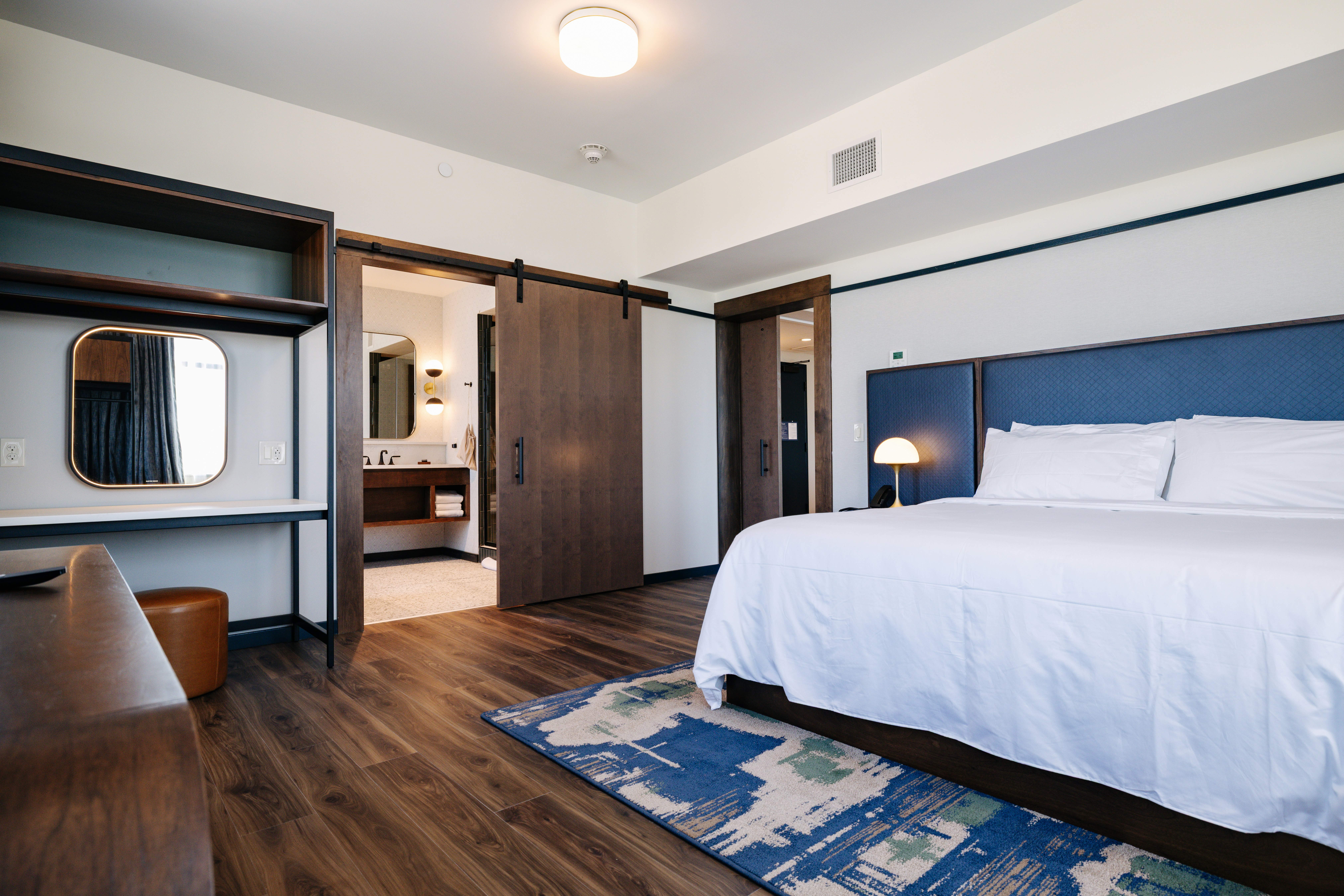 1 BEDROOM, SUITE, KING BED, ACCESSIBLE