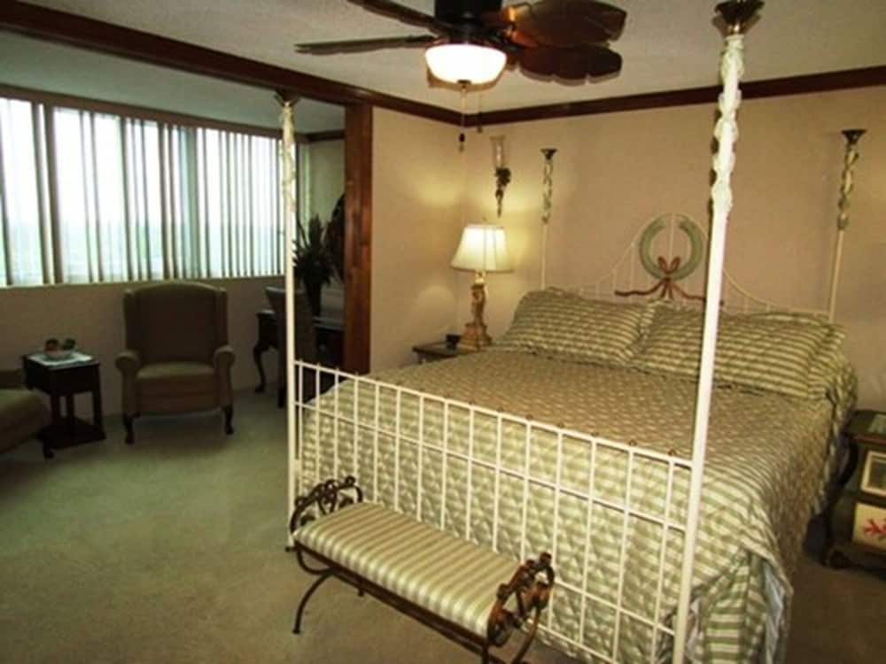 Club Regency in Regency Towers 41/41