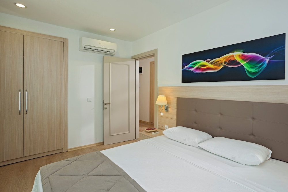 The Room Hotel & Apartments 22/63