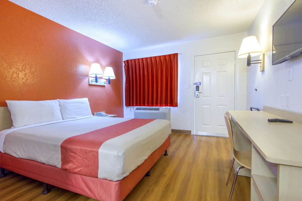 STANDARD, QUEEN BED