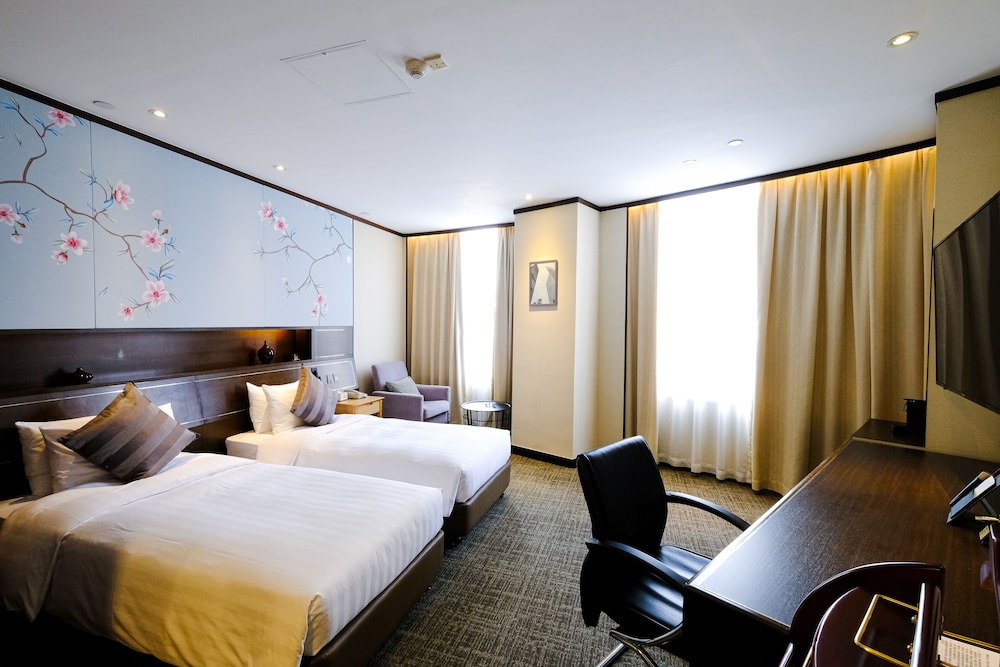 South Pacific Hotel 24/33