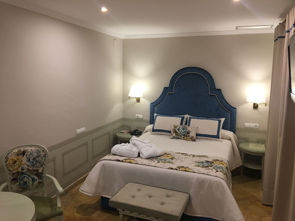 ADRIANO HOTEL 46/77