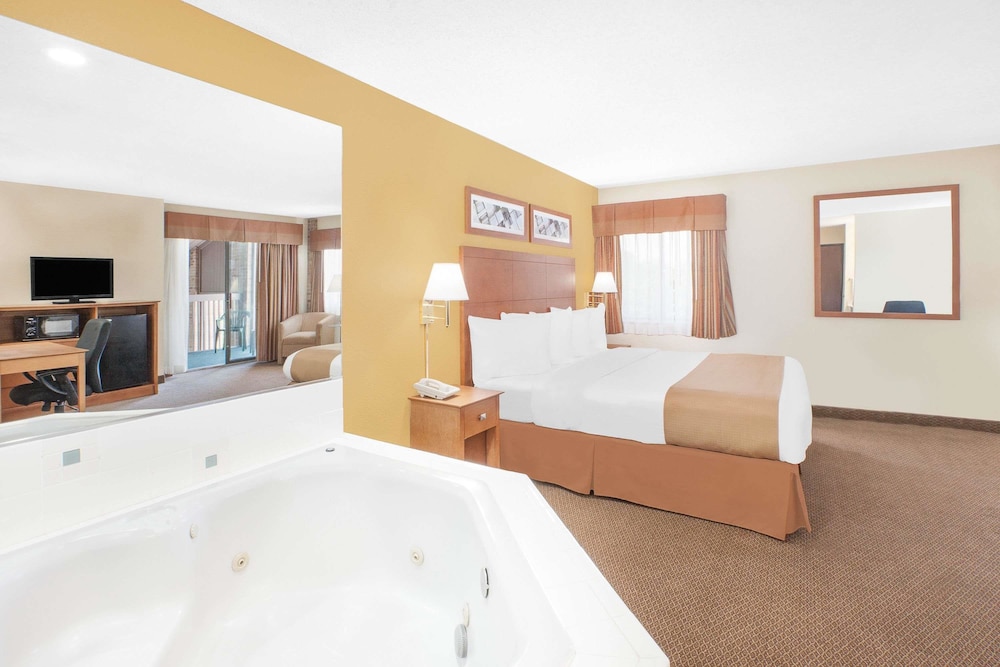 Baymont By Wyndham Port Huron 10/26