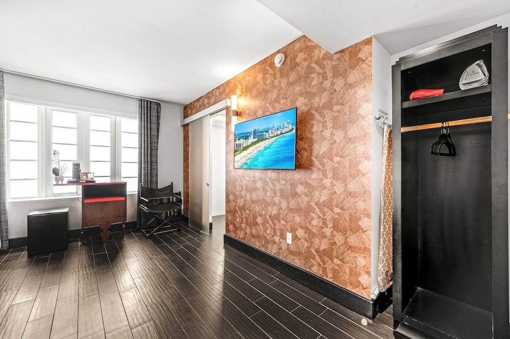 Fairwind Hotel Miami Beach 70/86