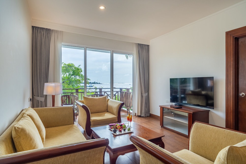 HULHULE ISLAND HOTEL 34/55