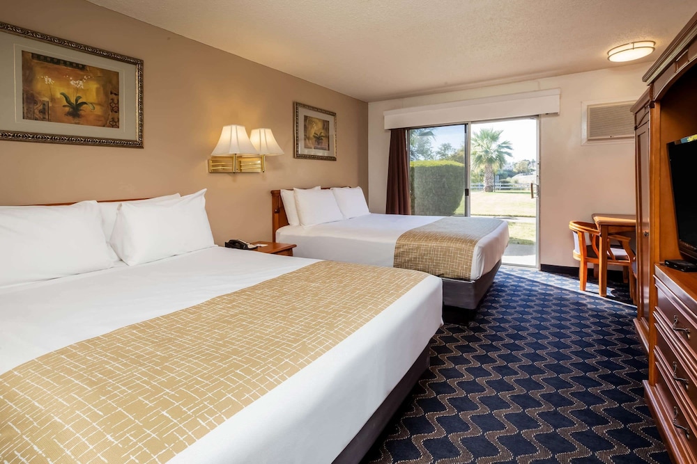 Travelodge by Wyndham Red Bluff South of Redding 24/65