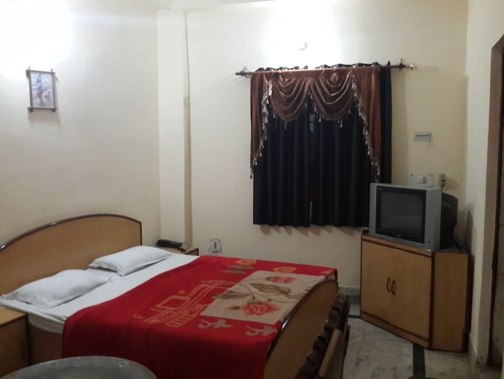 Muskan Hotel 20/48