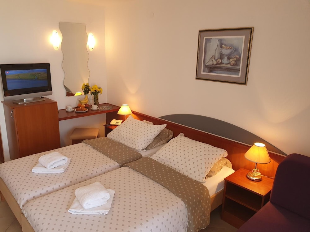 BRZET HOTEL OMIS 21/50
