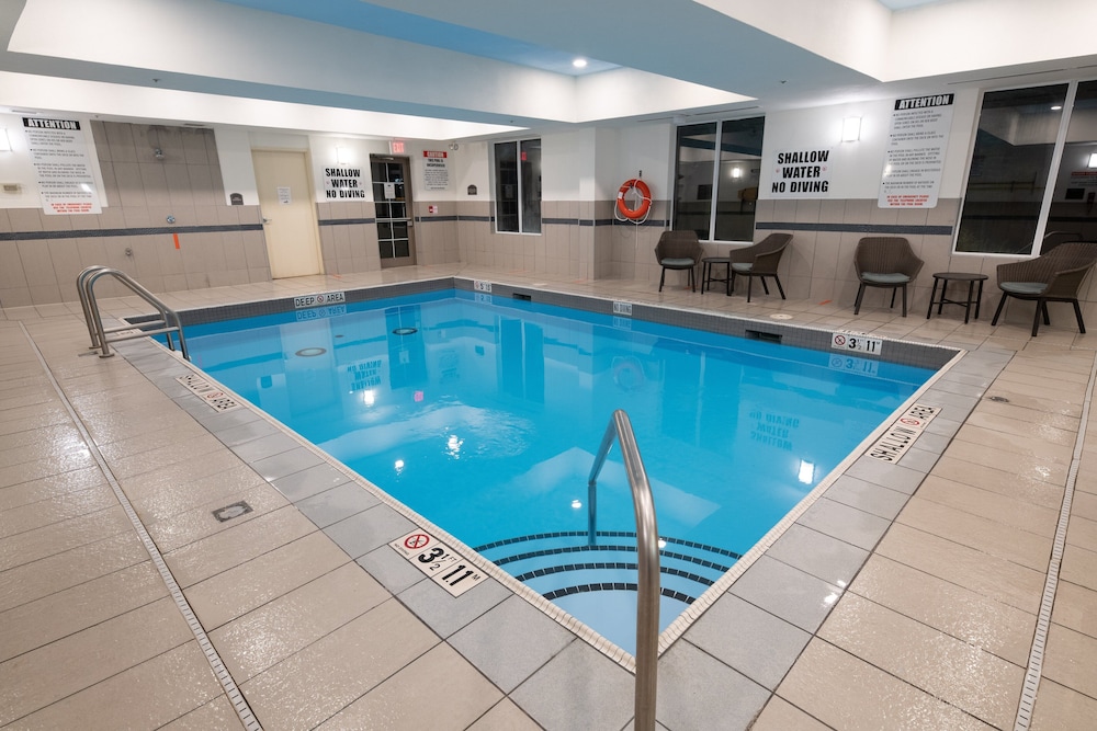 Holiday Inn Express Suites 3/66