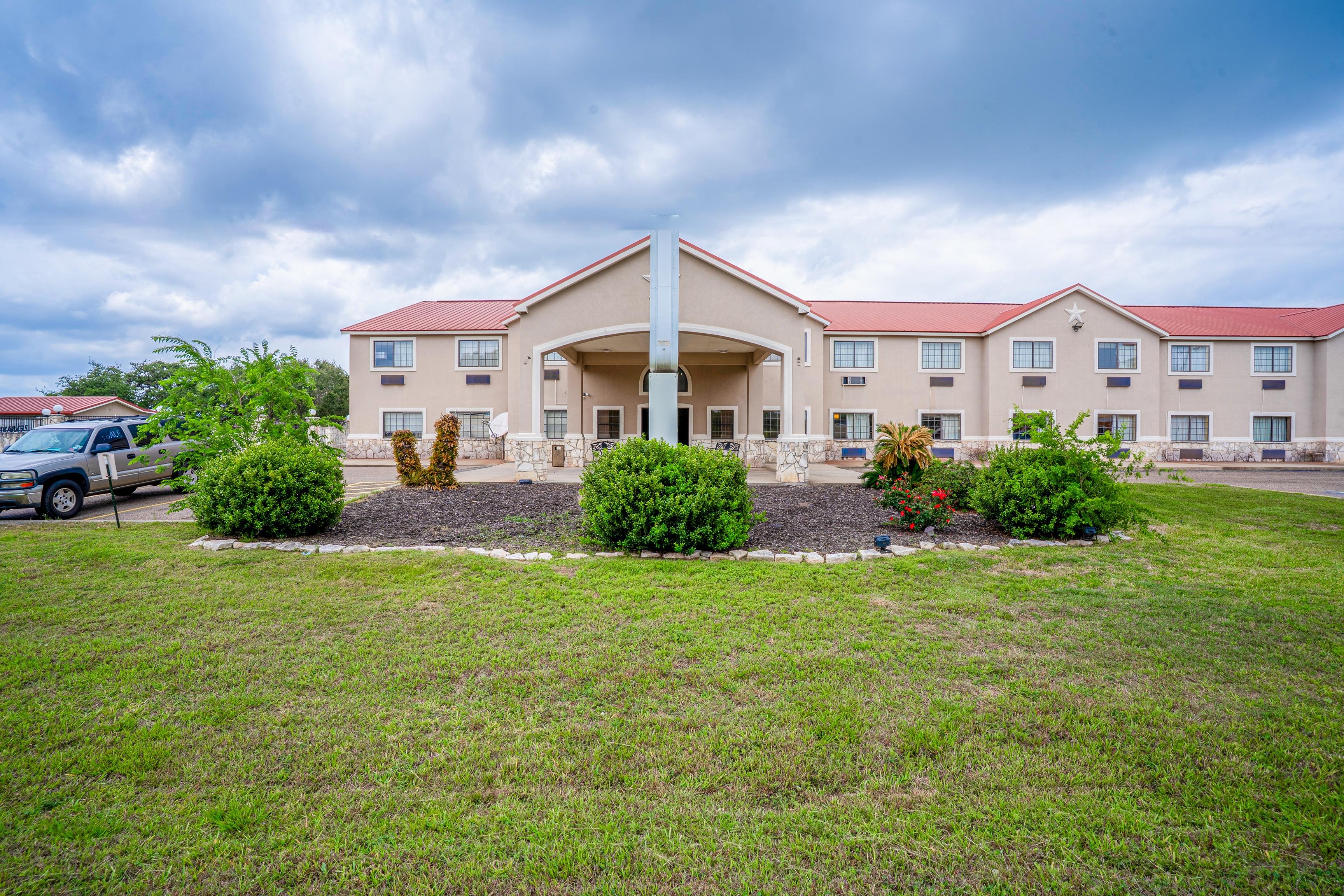 Days Inn & Suites by Wyndham Beeville 37/42