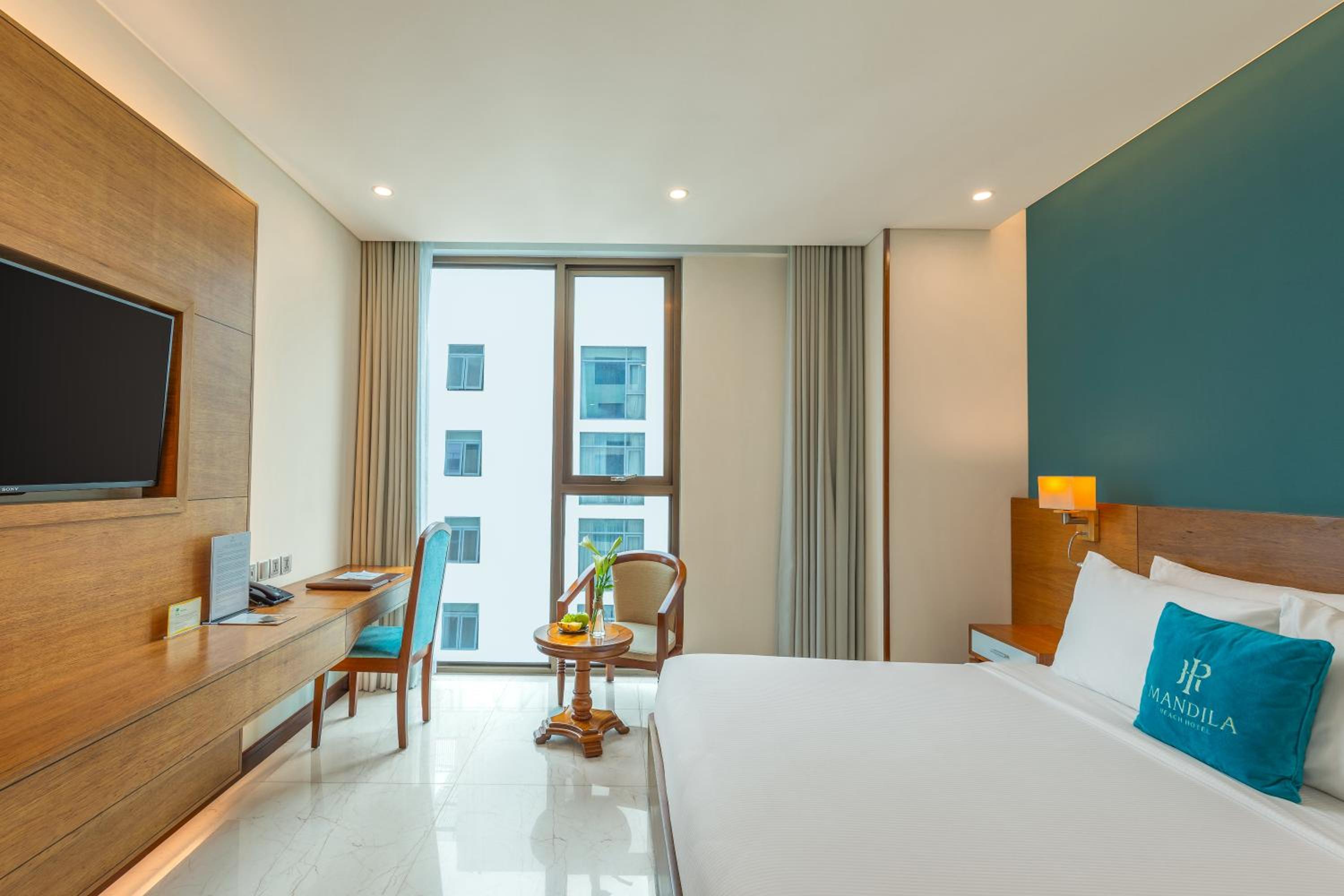 غرفة ديلوكس بسرير كينج وسرير كوين بإطلالة جزئية على البحر، Mandila Beach Hotel Danang 3/5