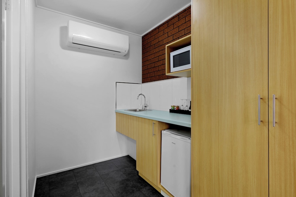 HAMILTON LONSDALE MOTEL 58/58