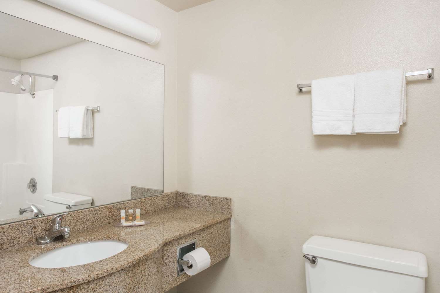 Days Hotel By Wyndham Peoria Glendale Area 23/24
