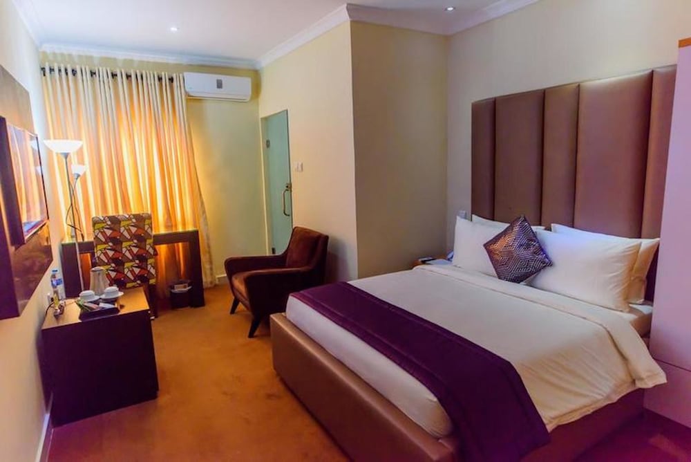 Cribville Hotel & Suites 10/41