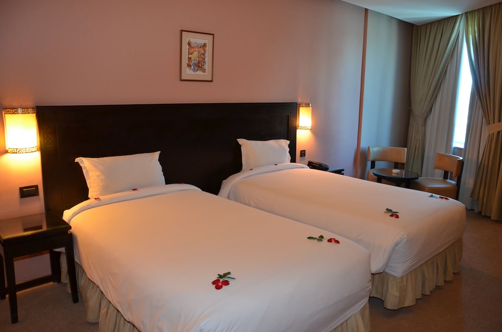 ROOM, DOUBLE BED