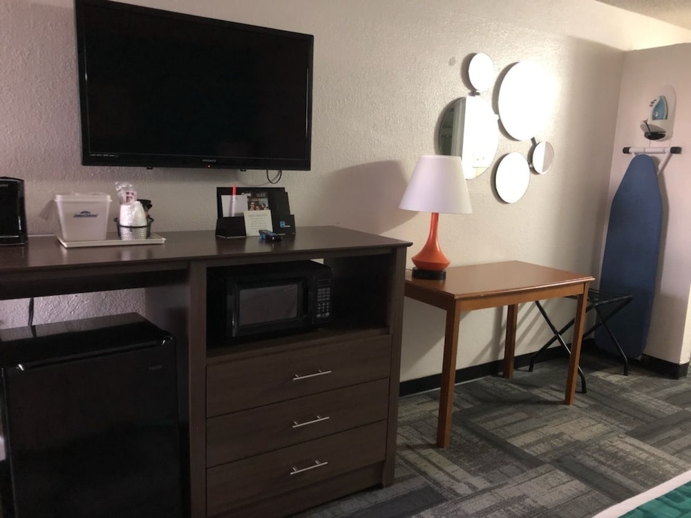 Howard Johnson By Wyndham Winter Haven Fl 17/22