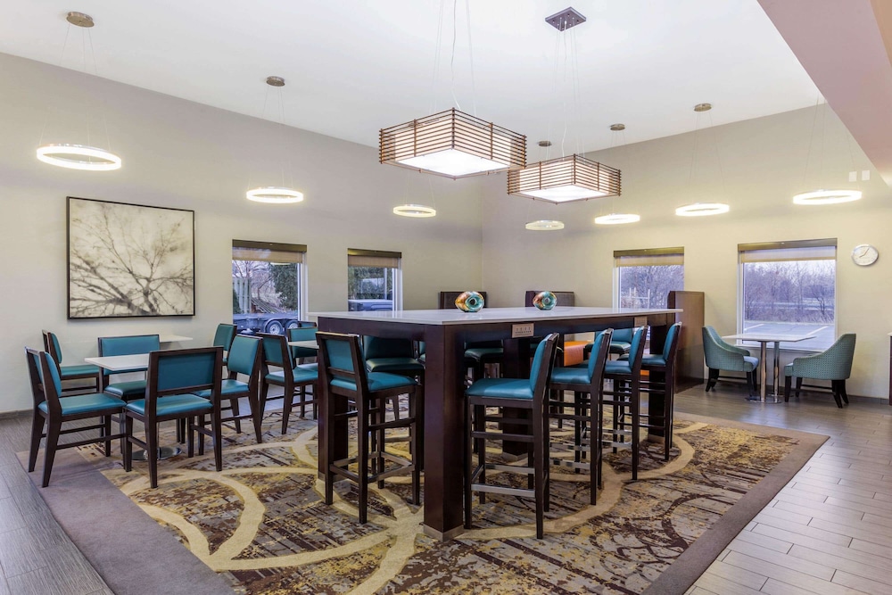 La Quinta Inn Suites Rockford 43/54