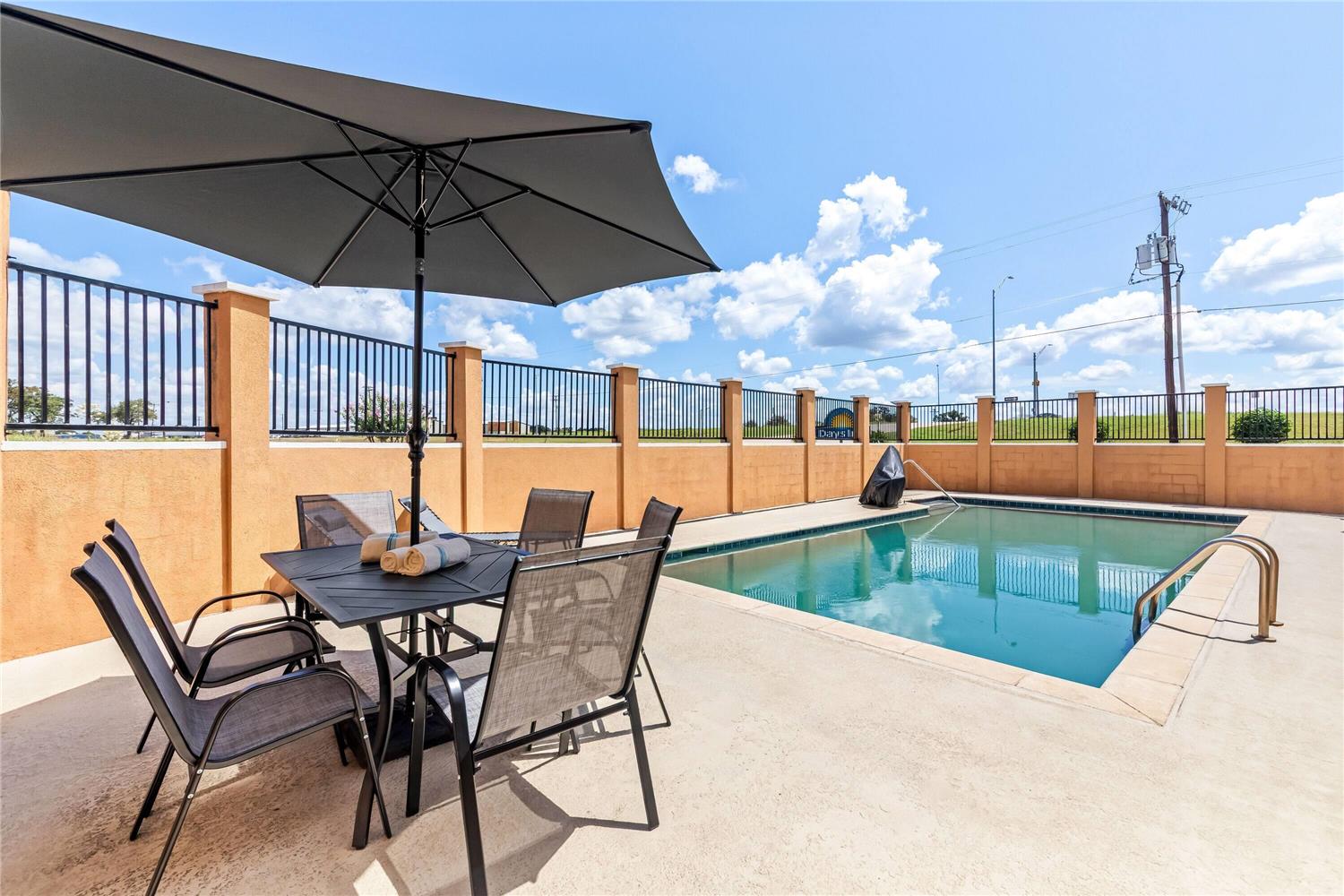 Days Inn by Wyndham Rockdale Texas 14/16