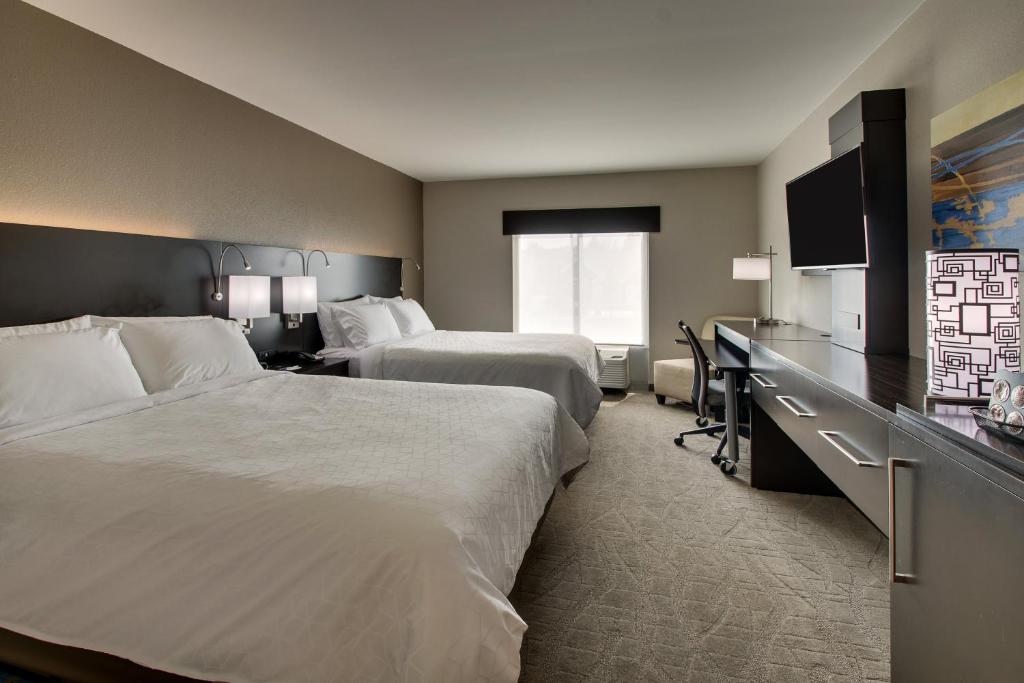 Standard, 2 Queen Beds, Land View