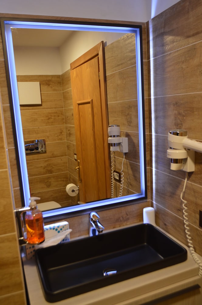 Montana Hotel 66/69