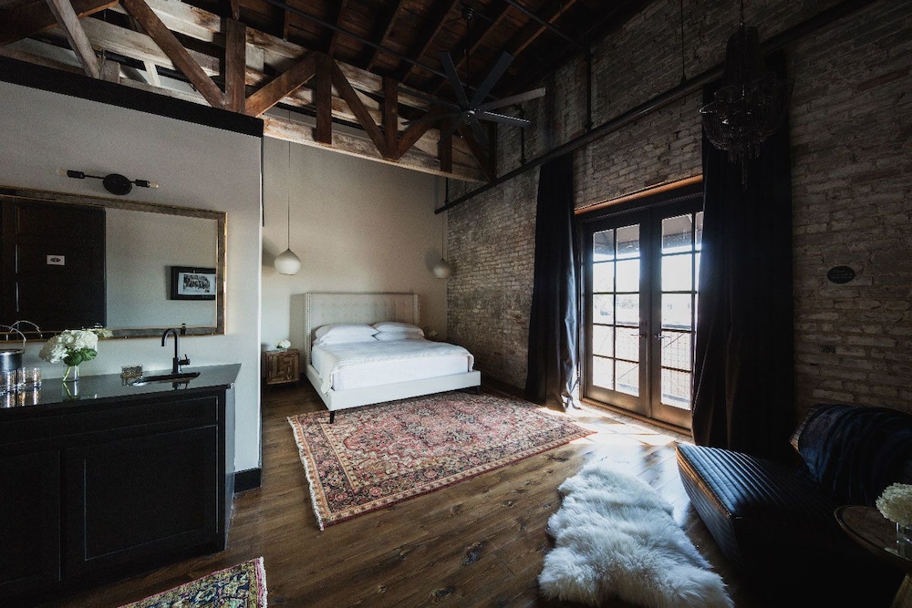Gunrunner Boutique Hotel 13/63