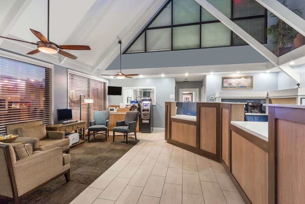 Days Inn By Wyndham Cocoa Beach Port Canaveral 12/44