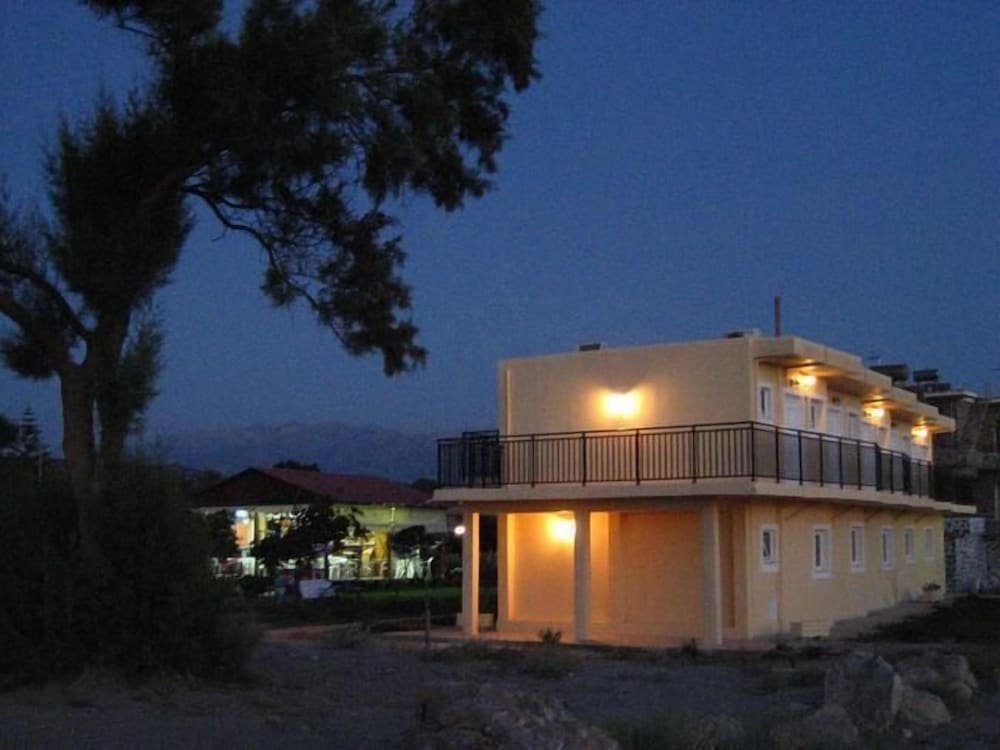 Baladinos Apartments in Platanias