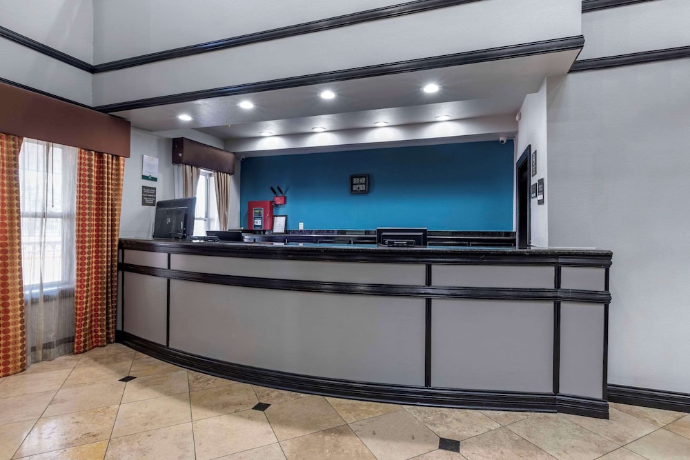 Quality Inn & Suites I-35 E-Walnut Hill photo5
