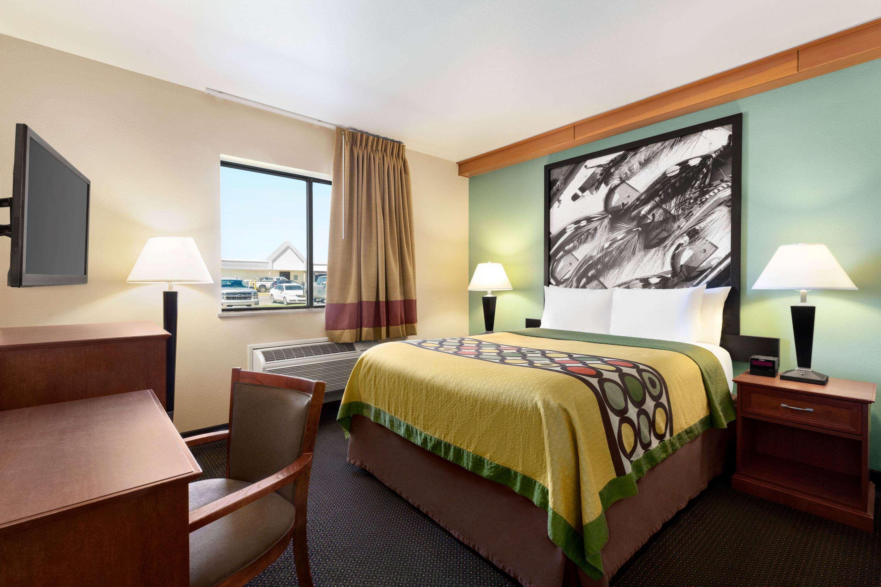1 Bedroom, Efficiency, Queen Bed