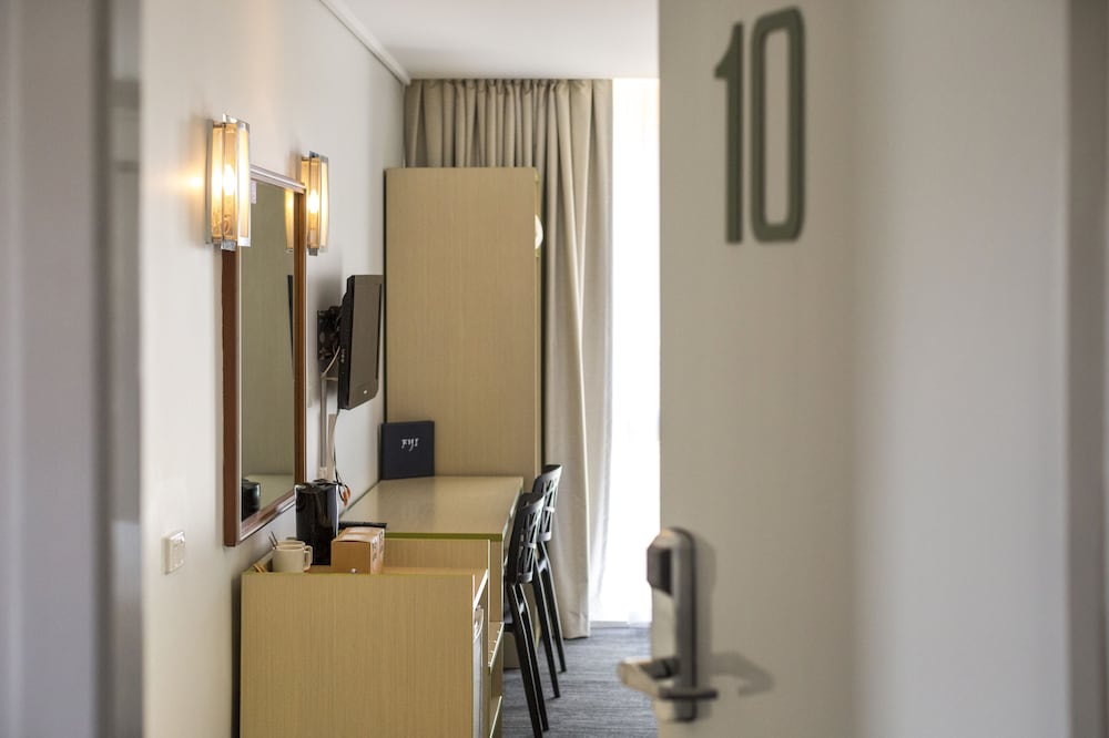 Nightcap at Coolaroo Hotel 21/52