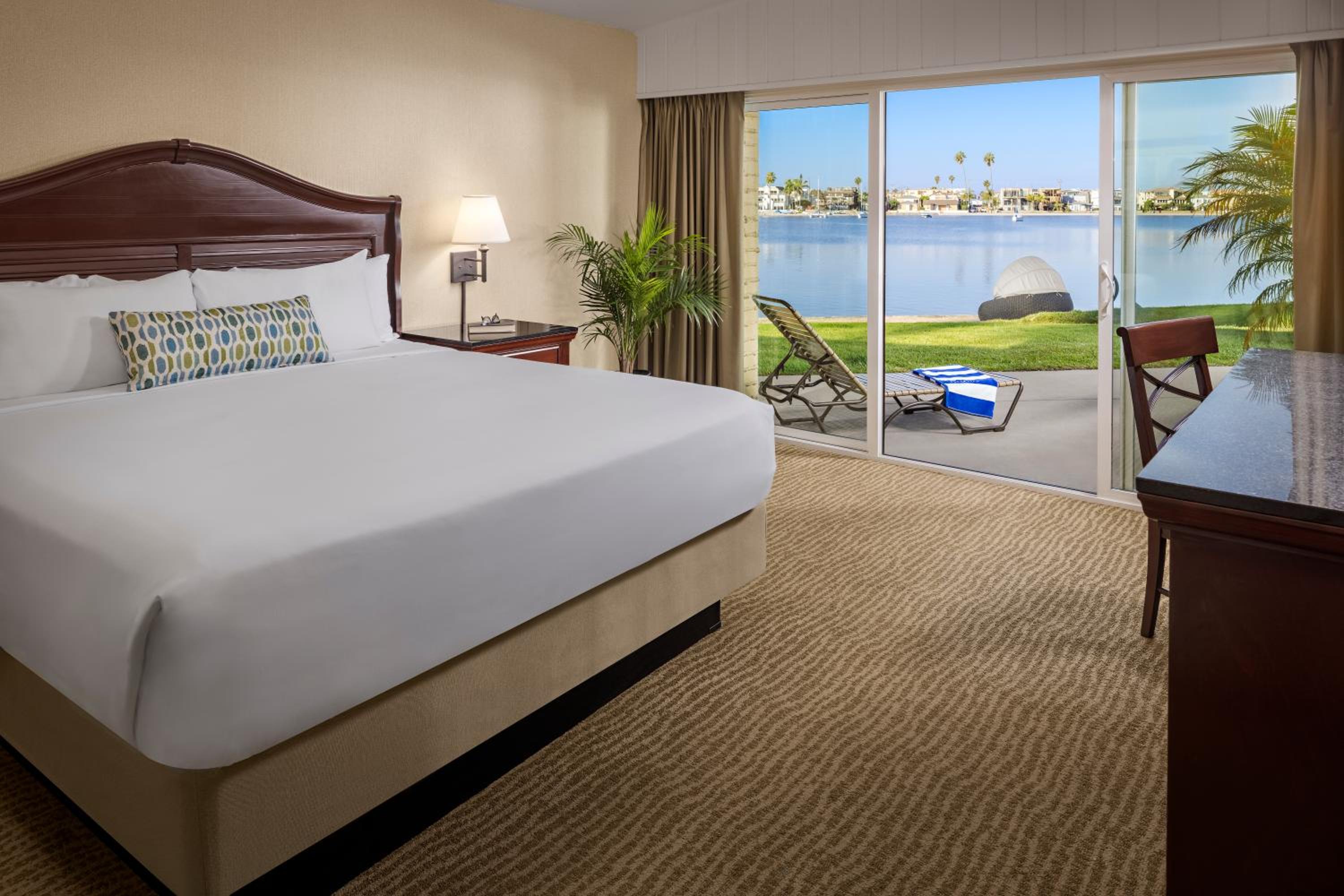 Room, King Bed, Bay Front, Accessible