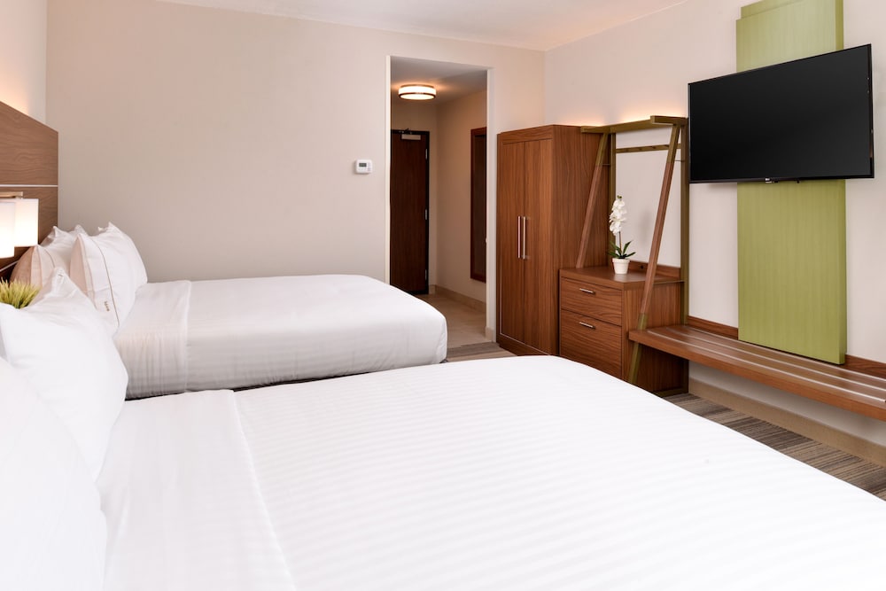 Holiday Inn Express Suites St Petersburg Seminole Area 30/74