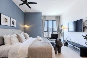 Classic, Studio, King Bed, City View